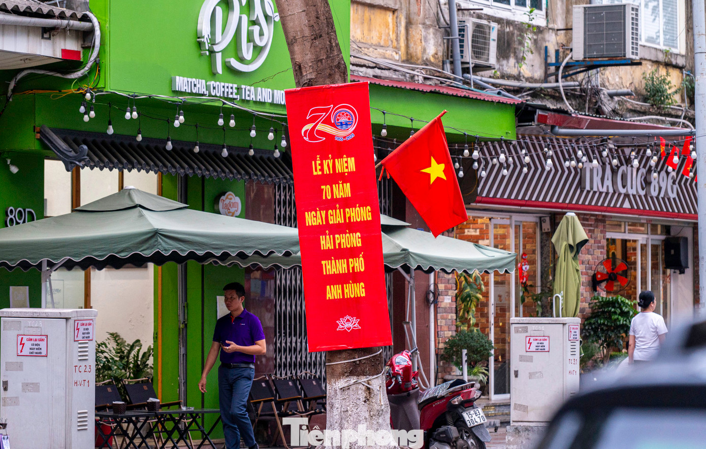 Từ cuối tháng 4, đầu tháng 5, các tuyến phố trung tâm Hải Phòng đã được trang hoàng cờ hoa, pano, biểu ngữ tạo nên không gian xanh, vui tươi và nhiều điểm check-in phục vụ người dân và du khách.