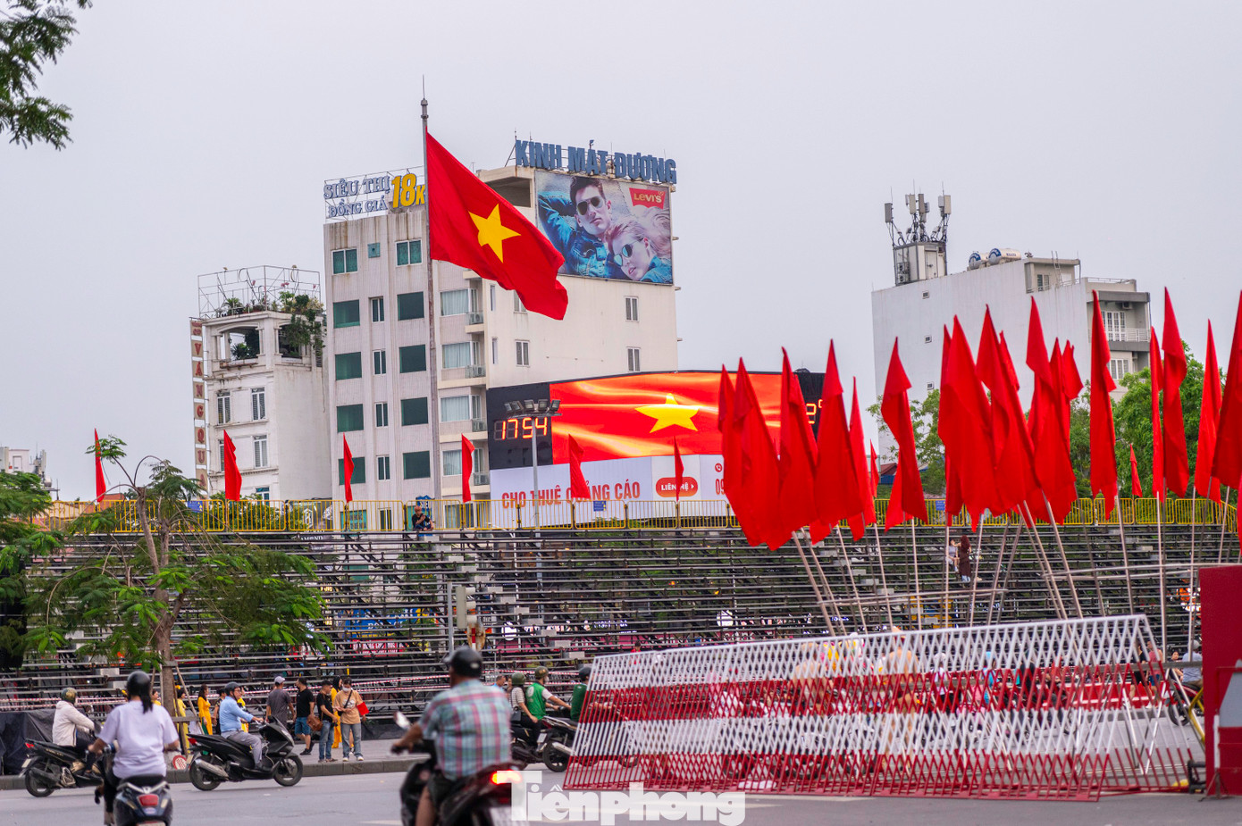 Các sự kiện, hoạt động được Sở Văn hóa Thể thao và Du lịch Hải Phòng tổ chức với quy mô lớn, thu hút hàng vạn người dân, du khách tham gia. Tại quảng trường nhà hát, dọc dải vườn hoa trung tâm thành phố luôn được trang hoàng cờ hoa rực rỡ.