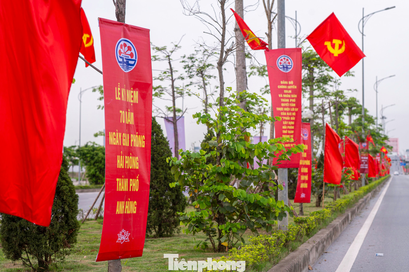 Đường Đỗ Mười nối cầu Hoàng Văn Thụ với Trung tâm Chính trị - Hành chính mới (TP Thủy Nguyên) trang hoàng rực rỡ trước đêm Khai mạc Lễ hội Hoa Phượng Đỏ, Lễ đón nhận danh hiệu "Thành phố Anh hùng" đúng ngày kỷ niệm 70 năm Giải phóng Hải Phòng (13/5).