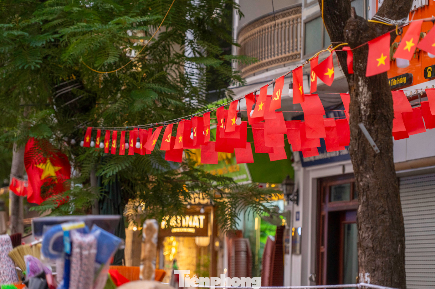 Tại trung tâm hành chính các cấp, trụ sở các cơ quan Nhà nước cờ hoa đỏ rực. TP Hải Phòng cũng quyết định tặng hơn 17,5 tỷ đồng cho các tổ dân phố (mỗi tổ dân phố 10 triệu đồng) để trang hoàng cờ hoa hoặc tổ chức các hoạt động văn hóa, văn nghệ, liên hoan chào mừng kỷ niệm 70 năm Ngày Giải phóng thành phố.