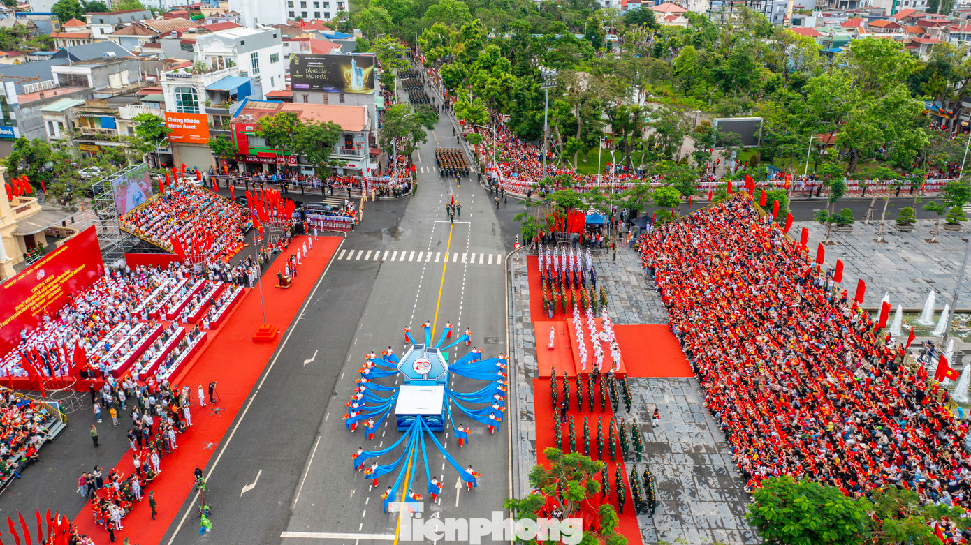 Khu vực quảng trường nhà hát và dải vườn hoa trung tâm thành phố diễn ra hàng chục sự kiện, hoạt động, các chương trình biểu diễn nghệ thuật, văn hóa, ẩm thực... kéo dài từ tháng 4 đến cuối tháng 5, thu hút hàng vạn người dân, du khách tham gia. Trong ảnh: Người dân mặc áo đỏ sao vàng, xem và cổ vũ chương trình duyệt đội ngũ, diễu hành quần chúng sáng 11/5.