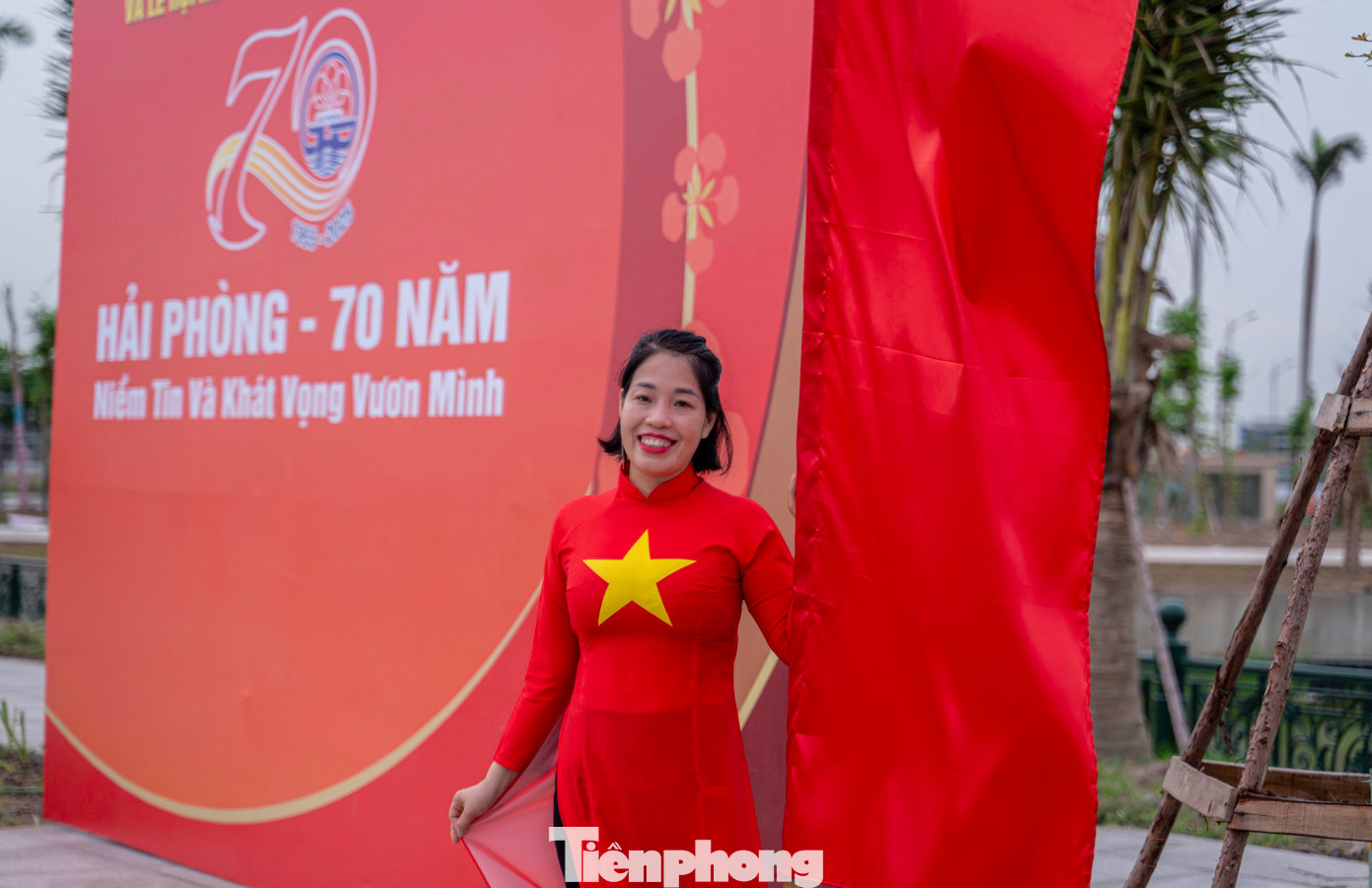 Người dân, du khách đến với Lễ hội Hoa Phượng Đỏ 2025 lưu lại được nhiều khoảnh khắc đẹp, ấn tượng và có nhiều trải nghiệm thú vị về không khí lễ hội sôi động, liên tục trong lĩnh vực thể thao, ẩm thực, văn hóa, giải trí... Nhiều du khách chỉ cần lựa chọn một quán ăn, cà phê vỉa hè là có thể check-in, thưởng thức các hoạt động văn hóa sôi động.