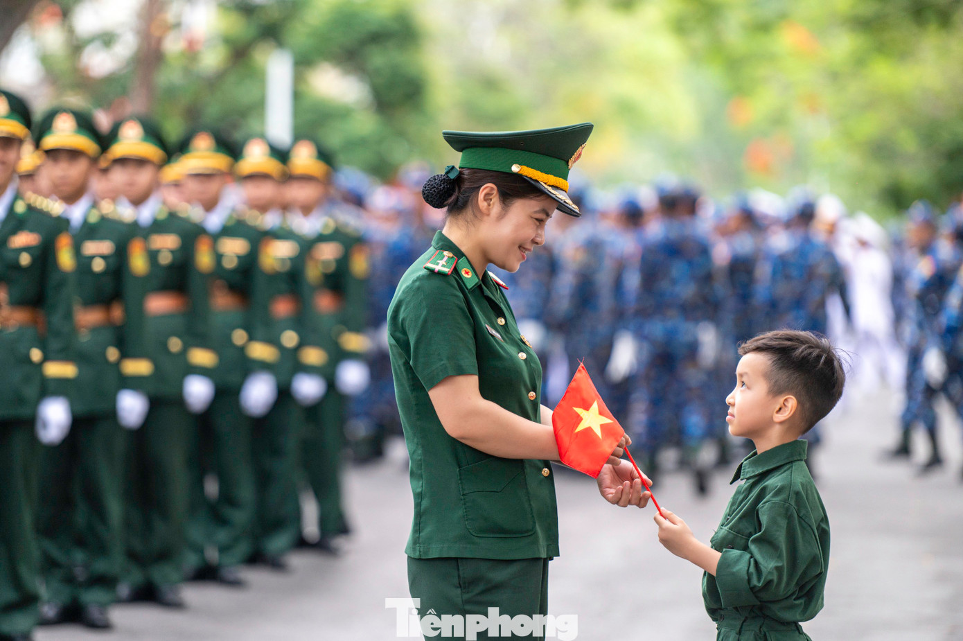 Người dân, du khách đến với Lễ hội Hoa Phượng Đỏ 2025 lưu lại được nhiều khoảnh khắc đẹp, ấn tượng và có nhiều trải nghiệm thú vị về không khí lễ hội sôi động, liên tục trong lĩnh vực thể thao, ẩm thực, văn hóa, giải trí... Nhiều du khách chỉ cần lựa chọn một quán ăn, cà phê vỉa hè là có thể check-in, thưởng thức các hoạt động văn hóa sôi động.