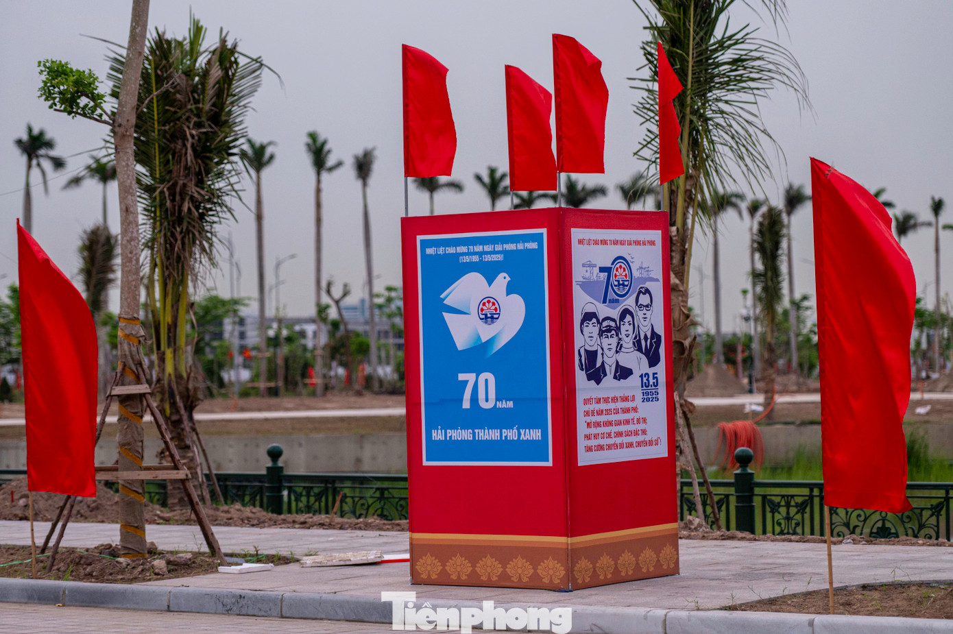 Đường Đỗ Mười nối cầu Hoàng Văn Thụ với Trung tâm Chính trị - Hành chính mới (TP Thủy Nguyên) trang hoàng rực rỡ trước đêm Khai mạc Lễ hội Hoa Phượng Đỏ, Lễ đón nhận danh hiệu "Thành phố Anh hùng" đúng ngày kỷ niệm 70 năm Giải phóng Hải Phòng (13/5).