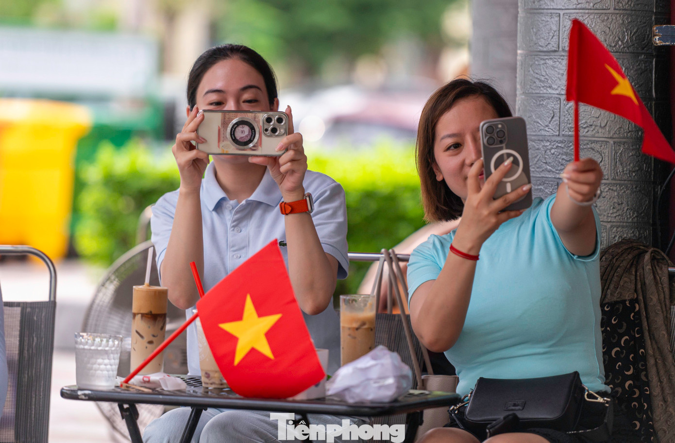 Người dân, du khách đến với Lễ hội Hoa Phượng Đỏ 2025 lưu lại được nhiều khoảnh khắc đẹp, ấn tượng và có nhiều trải nghiệm thú vị về không khí lễ hội sôi động, liên tục trong lĩnh vực thể thao, ẩm thực, văn hóa, giải trí... Nhiều du khách chỉ cần lựa chọn một quán ăn, cà phê vỉa hè là có thể check-in, thưởng thức các hoạt động văn hóa sôi động.