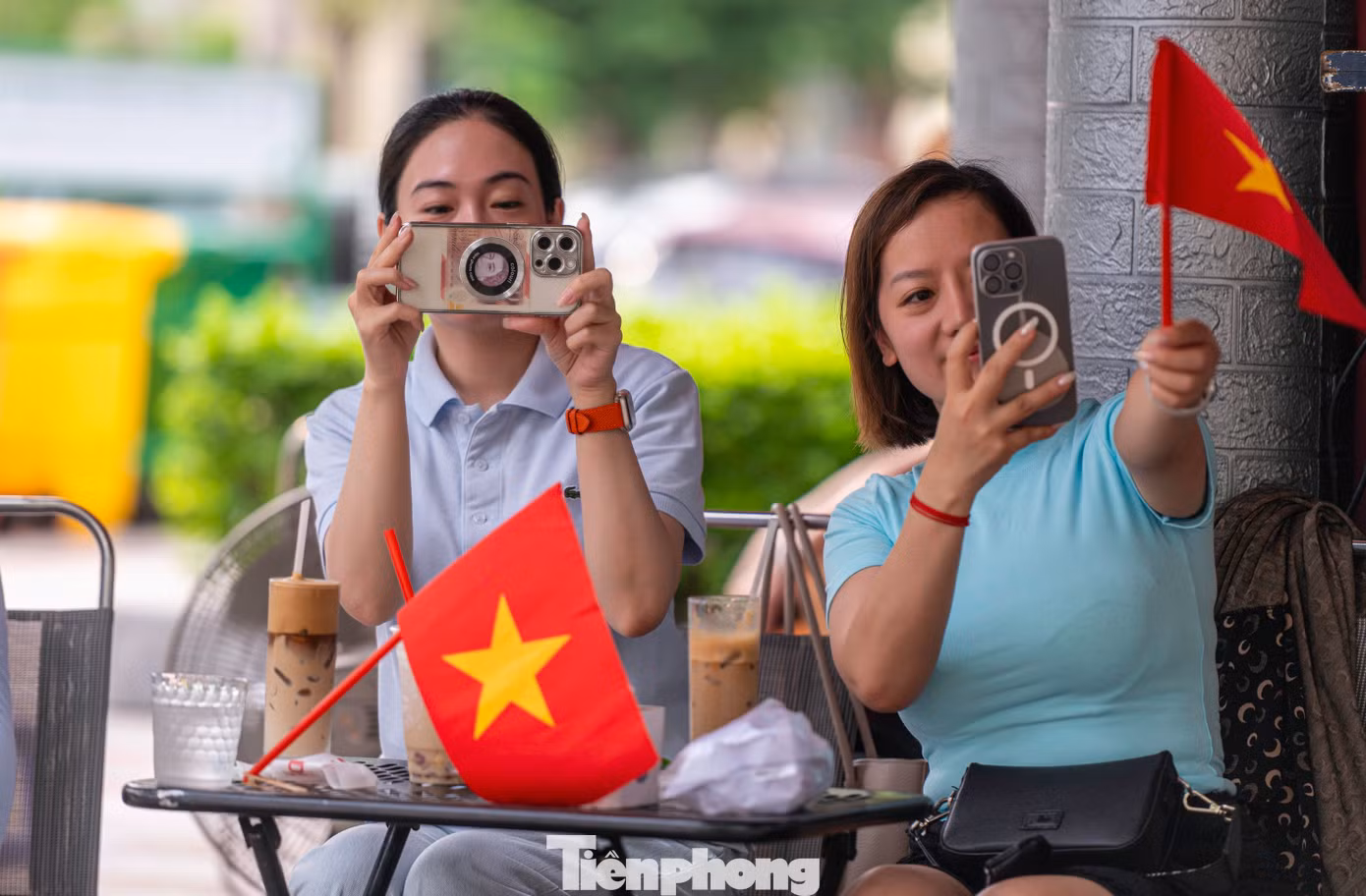 Người dân, du khách đến với Lễ hội Hoa Phượng Đỏ 2025 lưu lại được nhiều khoảnh khắc đẹp, ấn tượng và có nhiều trải nghiệm thú vị về không khí lễ hội sôi động, liên tục trong lĩnh vực thể thao, ẩm thực, văn hóa, giải trí... Nhiều du khách chỉ cần lựa chọn một quán ăn, cà phê vỉa hè là có thể check-in, thưởng thức các hoạt động văn hóa sôi động.