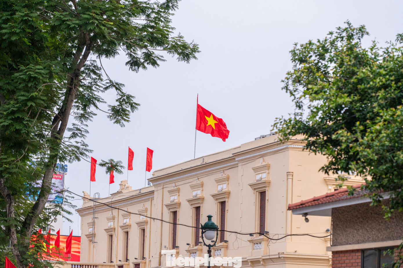 Tại trung tâm hành chính các cấp, trụ sở các cơ quan Nhà nước cờ hoa đỏ rực. TP Hải Phòng cũng quyết định tặng hơn 17,5 tỷ đồng cho các tổ dân phố (mỗi tổ dân phố 10 triệu đồng) để trang hoàng cờ hoa hoặc tổ chức các hoạt động văn hóa, văn nghệ, liên hoan chào mừng kỷ niệm 70 năm Ngày Giải phóng thành phố.