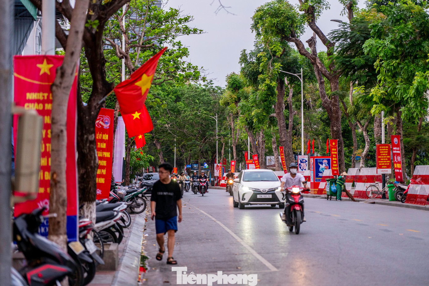 Từ cuối tháng 4, đầu tháng 5, các tuyến phố trung tâm Hải Phòng đã được trang hoàng cờ hoa, pano, biểu ngữ tạo nên không gian xanh, vui tươi và nhiều điểm check-in phục vụ người dân và du khách.