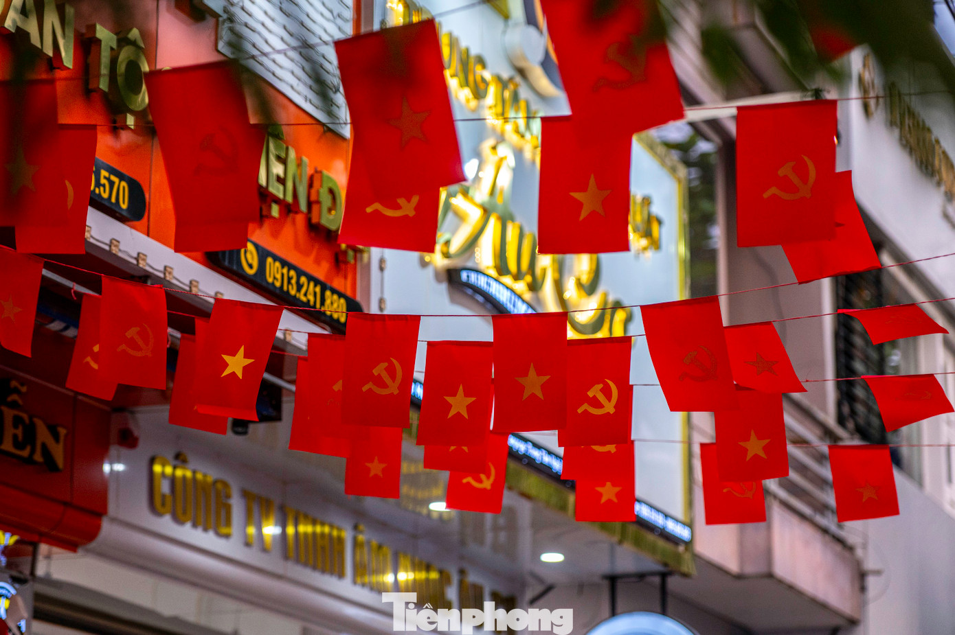 Tại trung tâm hành chính các cấp, trụ sở các cơ quan Nhà nước cờ hoa đỏ rực. TP Hải Phòng cũng quyết định tặng hơn 17,5 tỷ đồng cho các tổ dân phố (mỗi tổ dân phố 10 triệu đồng) để trang hoàng cờ hoa hoặc tổ chức các hoạt động văn hóa, văn nghệ, liên hoan chào mừng kỷ niệm 70 năm Ngày Giải phóng thành phố.