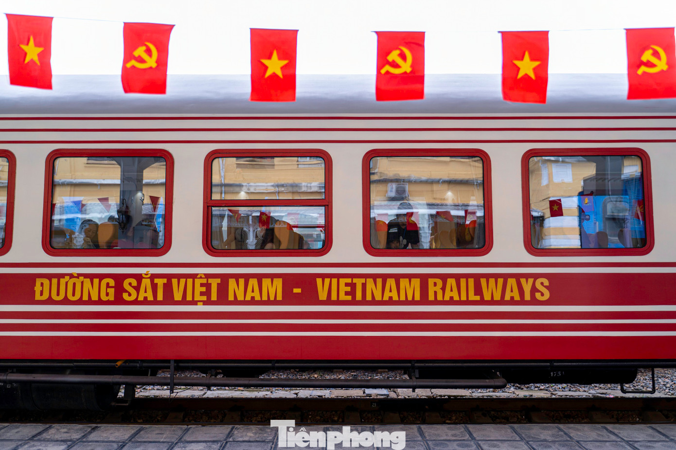 Ga Hải Phòng dịp này cũng rực rỡ cờ hoa, đoàn tàu hạng sang mang tên Hoa Phượng Đỏ với nhiều dịch vụ cao cấp, hiện đại, miễn phí wifi, đồ uống cũng vừa được khai trương, đưa vào vận hành. Nhiều cơ sở kinh doanh thời trang, thực phẩm cũng thiết kế nhiều sản phẩm mới gắn với biểu tượng Hải Phòng, bông hoa phượng, cờ Tổ quốc... tạo nên không khí của thành phố cảng sôi động, thân thiện.