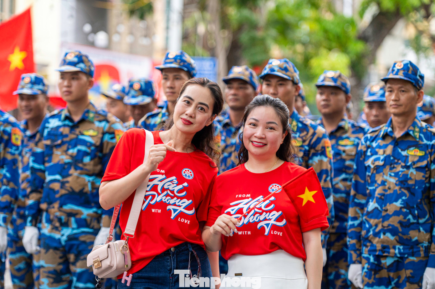 Người dân, du khách đến với Lễ hội Hoa Phượng Đỏ 2025 lưu lại được nhiều khoảnh khắc đẹp, ấn tượng và có nhiều trải nghiệm thú vị về không khí lễ hội sôi động, liên tục trong lĩnh vực thể thao, ẩm thực, văn hóa, giải trí... Nhiều du khách chỉ cần lựa chọn một quán ăn, cà phê vỉa hè là có thể check-in, thưởng thức các hoạt động văn hóa sôi động.