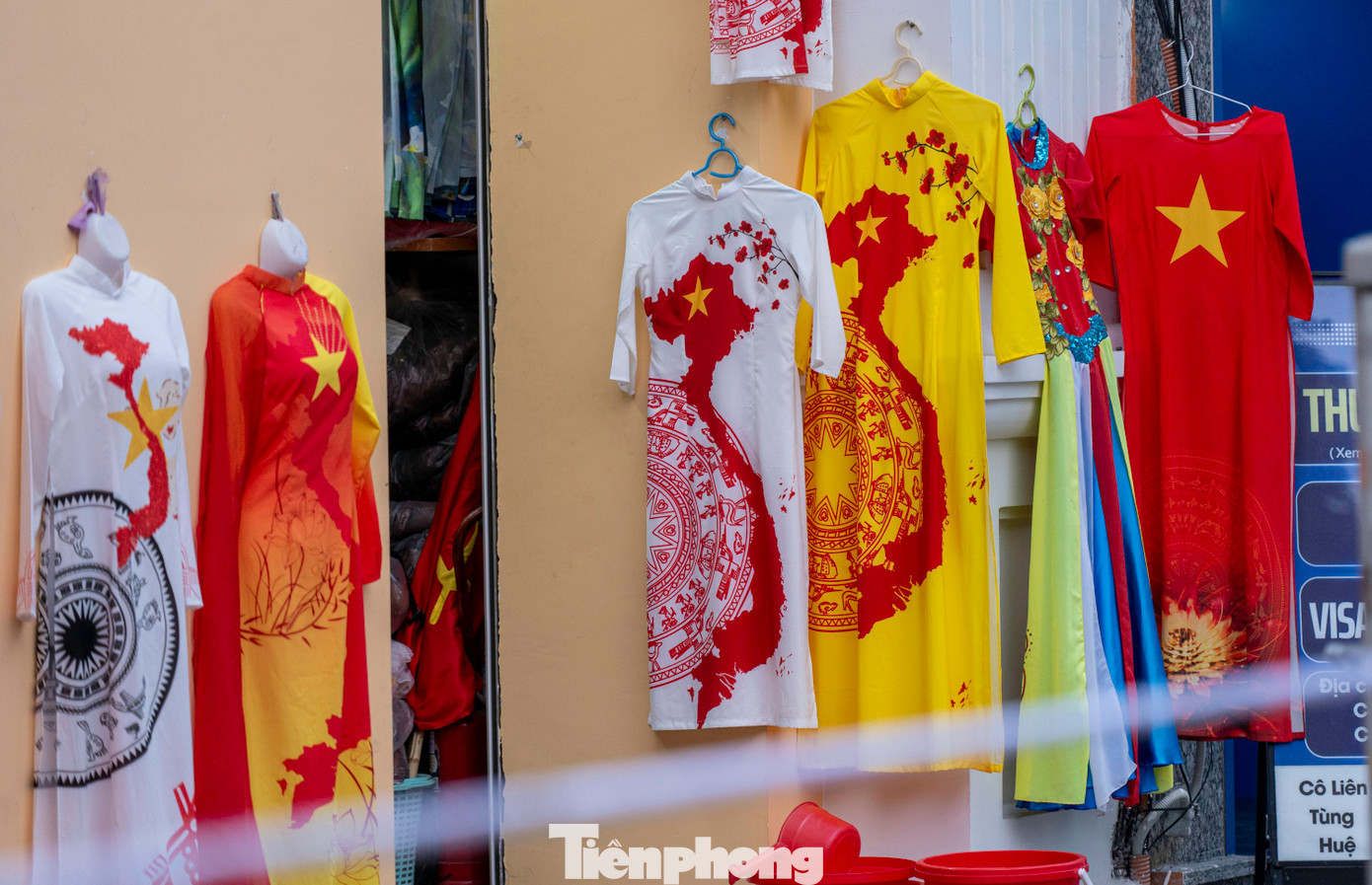 Ga Hải Phòng dịp này cũng rực rỡ cờ hoa, đoàn tàu hạng sang mang tên Hoa Phượng Đỏ với nhiều dịch vụ cao cấp, hiện đại, miễn phí wifi, đồ uống cũng vừa được khai trương, đưa vào vận hành. Nhiều cơ sở kinh doanh thời trang, thực phẩm cũng thiết kế nhiều sản phẩm mới gắn với biểu tượng Hải Phòng, bông hoa phượng, cờ Tổ quốc... tạo nên không khí của thành phố cảng sôi động, thân thiện.