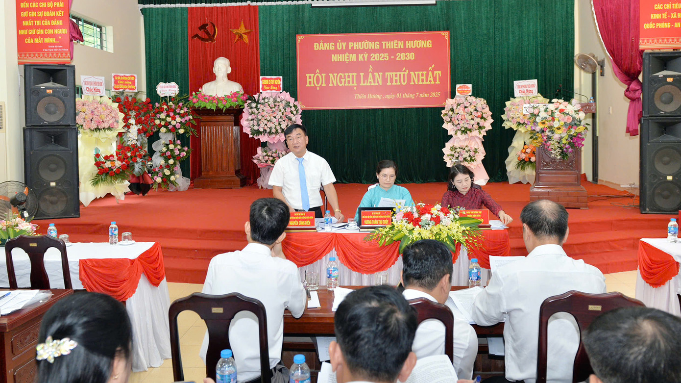 Bí thư phường An Phong và Bí thư phường Thiên Hương chủ trì hội nghị BCH Đảng bộ phường mới sau khi nhận nhiệm vụ.