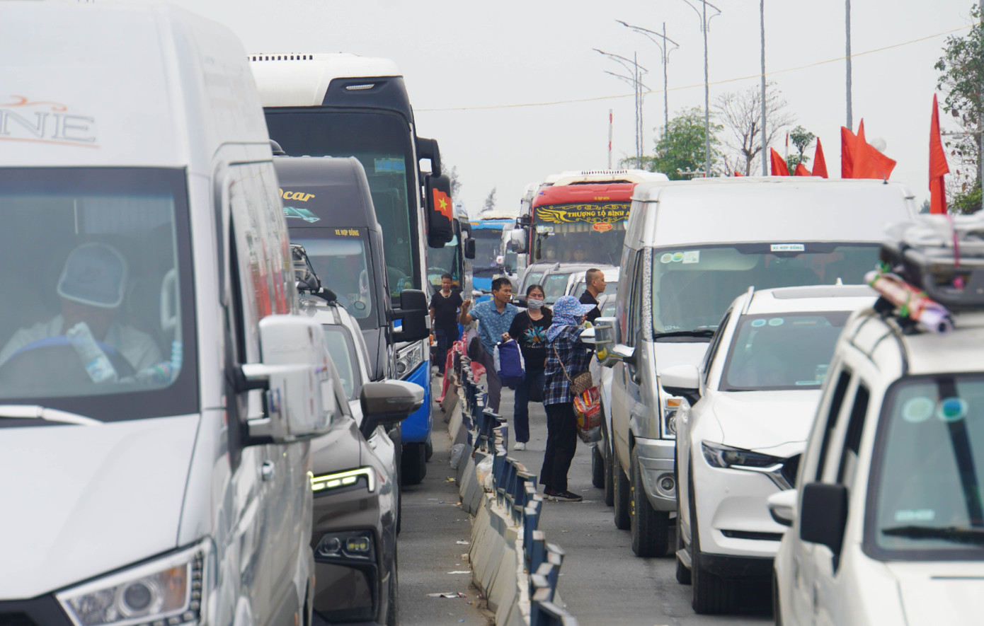 Mặc dù đường dẫn ra bến phà được mở rộng thêm làn ô tô nhưng lượng lớn phương tiện dồn về cùng thời điểm buổi sáng nên có thời điểm vẫn xảy ra tình trạng ùn ứ, tài xế phải xếp hàng dài chờ tới lượt lên phà.