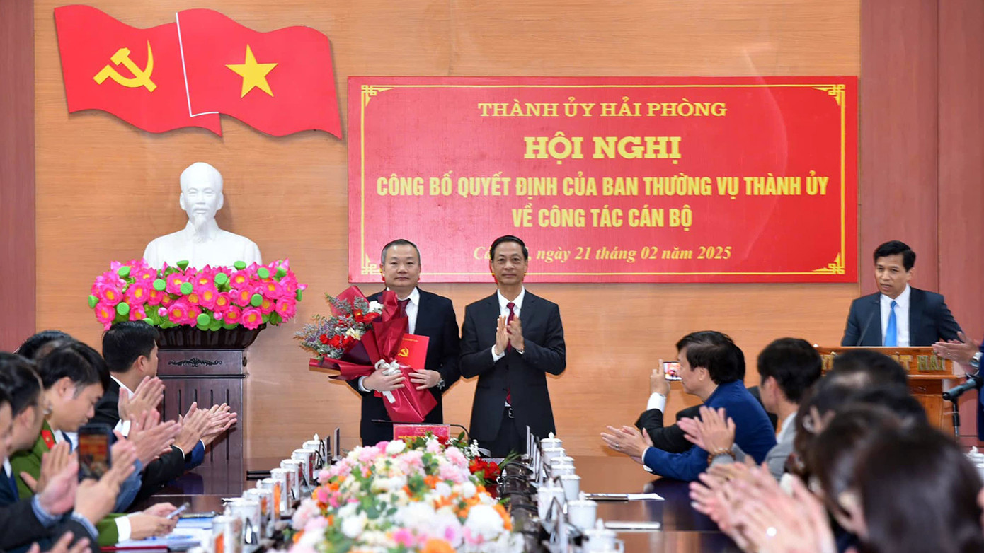 Ông Đỗ Mạnh Hiến - Phó Bí thư Thường trực Thành ủy Hải Phòng trao quyết định, tặng hoa chúc mừng tân Chủ tịch UBND huyện Cát Hải. Ông Đỗ Mạnh Hiến - Phó Bí thư Thường trực Thành ủy Hải Phòng trao quyết định, tặng hoa chúc mừng tân Chủ tịch UBND huyện Cát Hải.