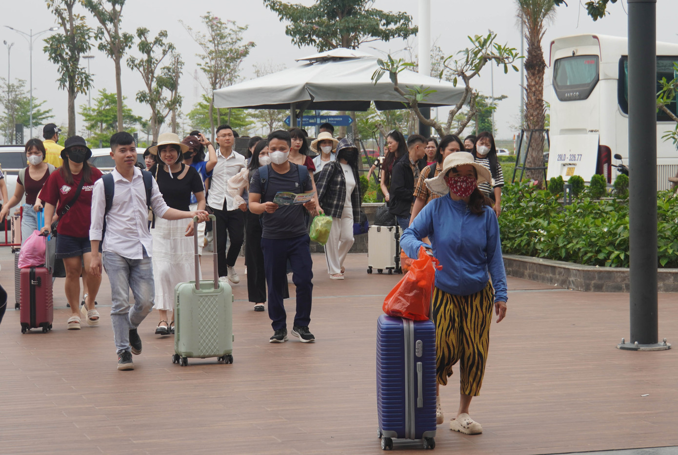 Chị Thu Dung (ở Hà Nội) chia sẻ, tránh tình trạng ùn tắc và cảnh chờ phà nóng bức, gia đình chị chọn phương án gửi ô tô rồi đi cáp treo. Khi qua phà, mọi người sử dụng phương tiện ô tô điện miễn phí di chuyển về khách sạn ở thị trấn Cát Bà.