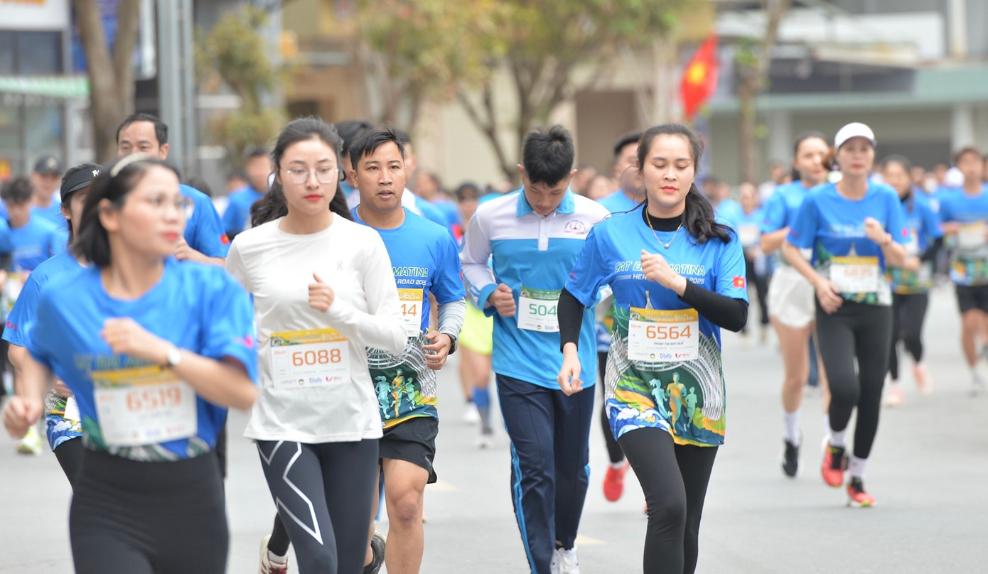 Nhiều bạn trẻ, thiếu niên được phụ huynh đăng ký cùng chạy trải nghiệm trên đường hoa xuyên đảo Cát Bà dịp đầu mùa hè. Nhiều bạn trẻ, thiếu niên được phụ huynh đăng ký cùng chạy trải nghiệm trên đường hoa xuyên đảo Cát Bà dịp đầu mùa hè.