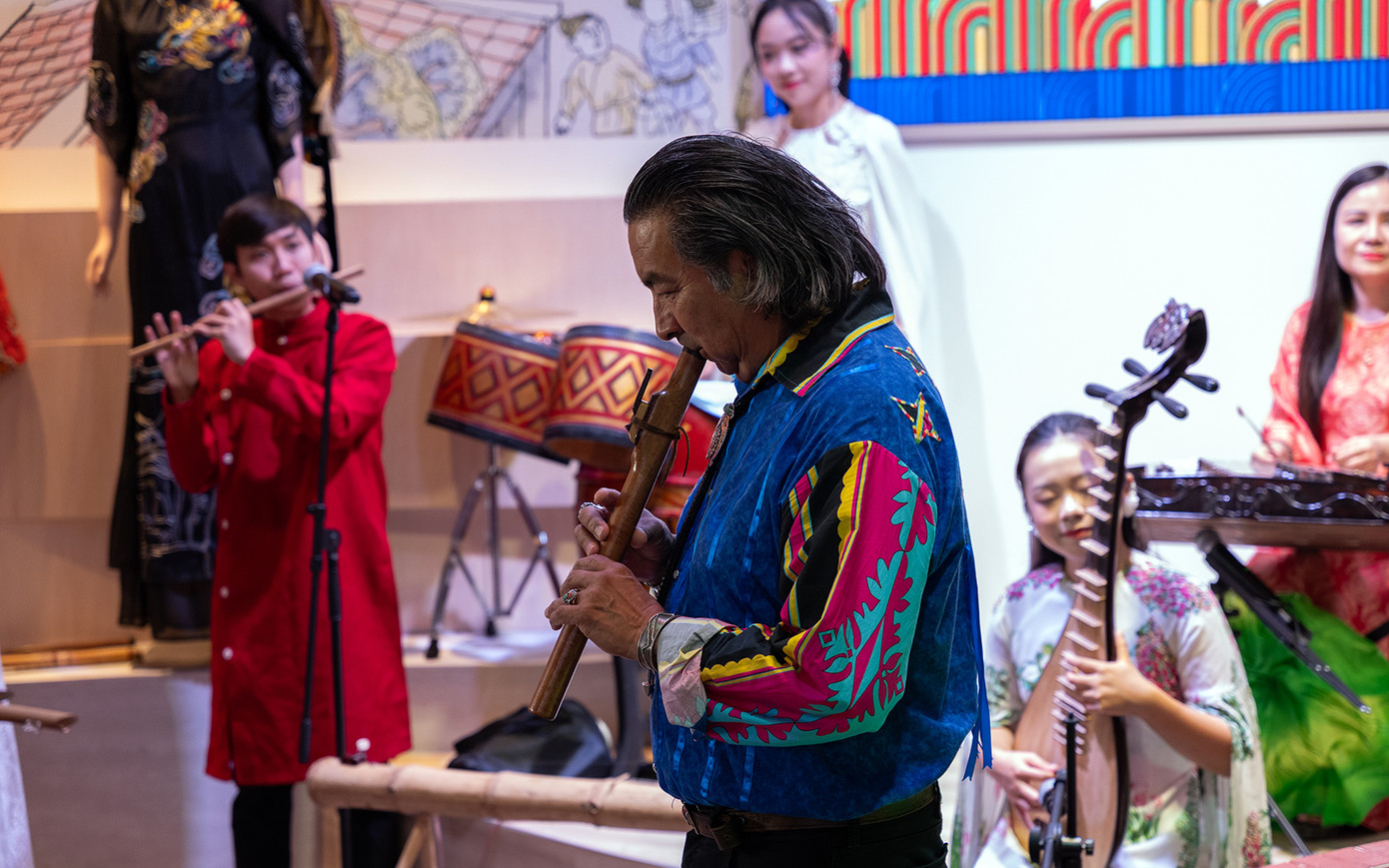 Màn song tấu sáo truyền thống của thổ dân Mỹ và sáo trúc truyền thống Việt Nam thu hút đông đảo khán giả cổ vũ.