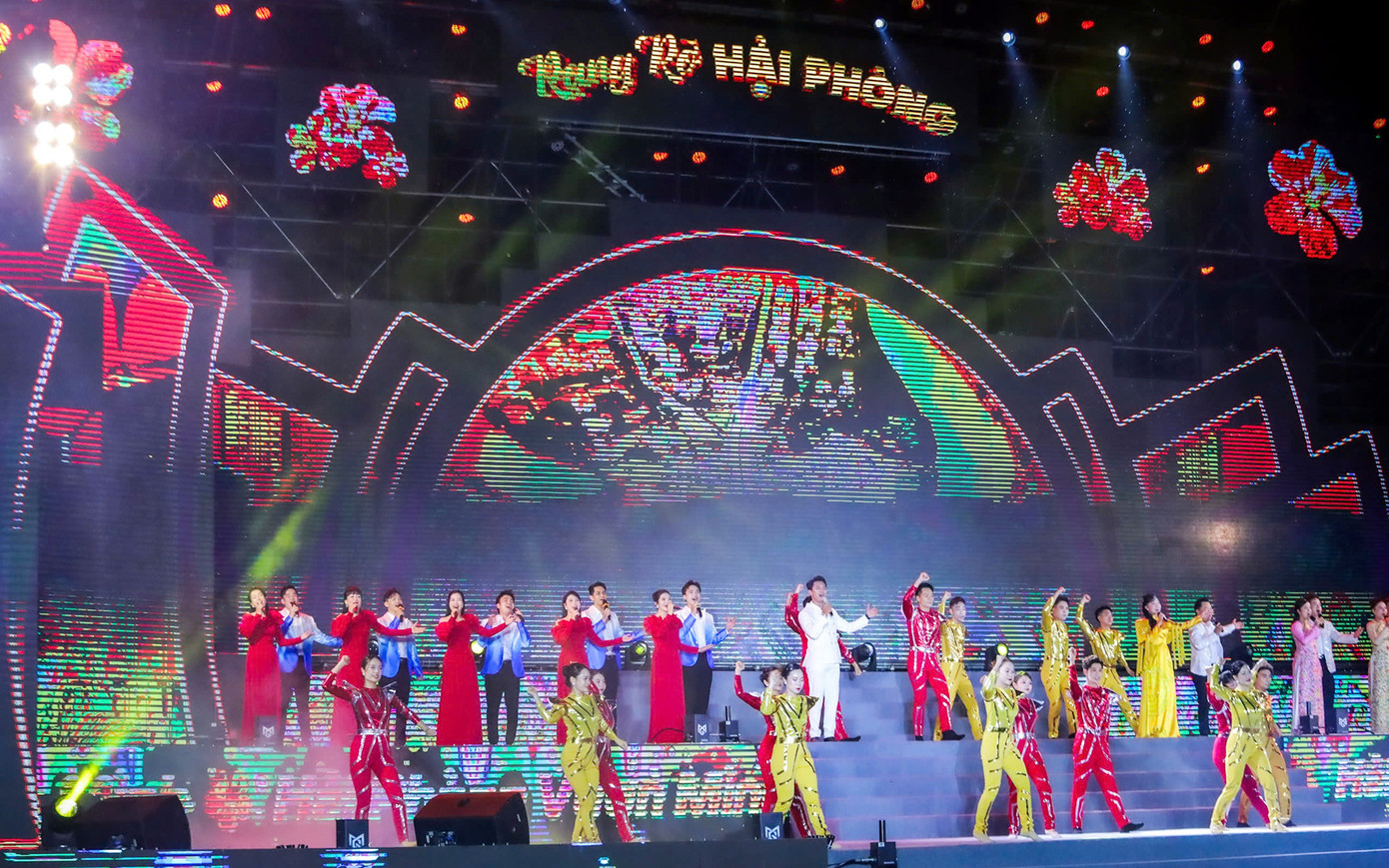 Chị Ngọc Anh (30 tuổi, ở Hải Dương) chia sẻ ấn tượng với nhiều tiết mục biểu diễn mang đậm bản sắc văn hóa Xứ Đông kết hợp với các tiết mục sôi động về mảnh đất, con người thành phố Cảng. Hai địa phương chung dải đất, chung dòng chảy lịch sử, với nhiều danh nhân văn hóa, nhiều địa danh, di tích gắn với truyền thống cách mạng hàng nghìn năm lịch sử. Chị Ngọc Anh bày tỏ sự háo hức, phấn khởi, tin vào một kỷ nguyên mới, sự phát triển mới của TP Hải Phòng.