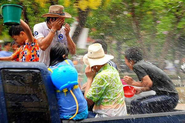 Lễ hội té nước Songkran ở Thái Lan.