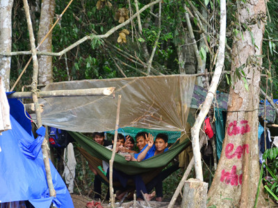 Dựng lán trại giữa rừng để giúp dân khai hoang. Ảnh: Việt Hương. Dựng lán trại giữa rừng để giúp dân khai hoang. Ảnh: Việt Hương