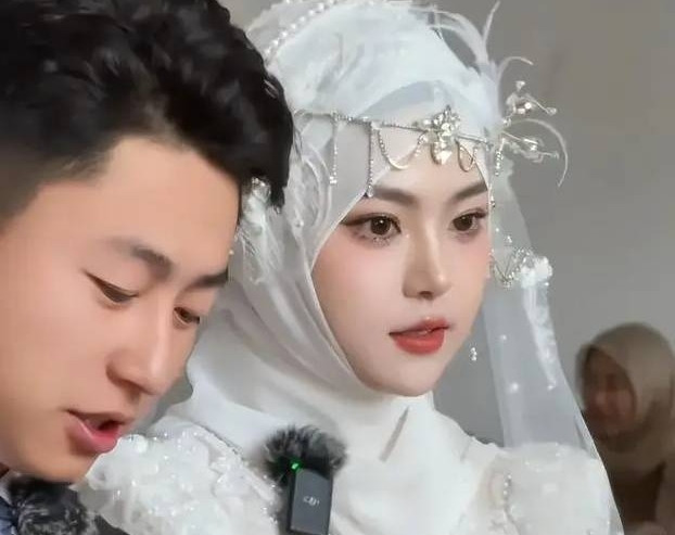 Chú rể được nhận xét là rất đẹp trai. Ảnh: Sohu Chú rể được nhận xét là rất đẹp trai. Ảnh: Sohu