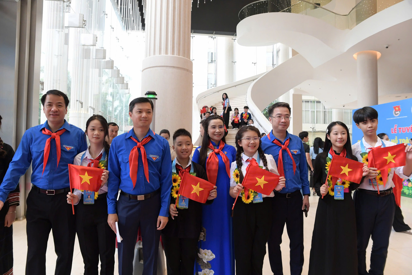 Anh Ngô Văn Cương, anh Nguyễn Tường Lâm, chị Nguyễn Phạm Duy Trang và anh Nguyễn Minh Triết chụp ảnh cùng thiếu nhi đại biểu Đại hội Cháu ngoan Bác Hồ toàn quốc lần thứ X năm 2025. Anh Ngô Văn Cương, anh Nguyễn Tường Lâm, chị Nguyễn Phạm Duy Trang và anh Nguyễn Minh Triết chụp ảnh cùng thiếu nhi đại biểu Đại hội Cháu ngoan Bác Hồ toàn quốc lần thứ X năm 2025.