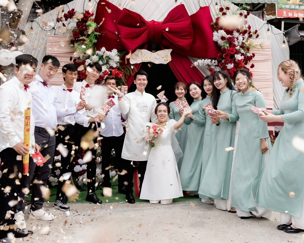 Cặp đôi đã tổ chức đám hỏi.