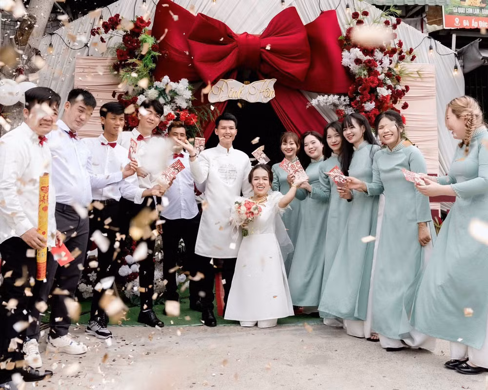 Cặp đôi đã tổ chức đám hỏi.