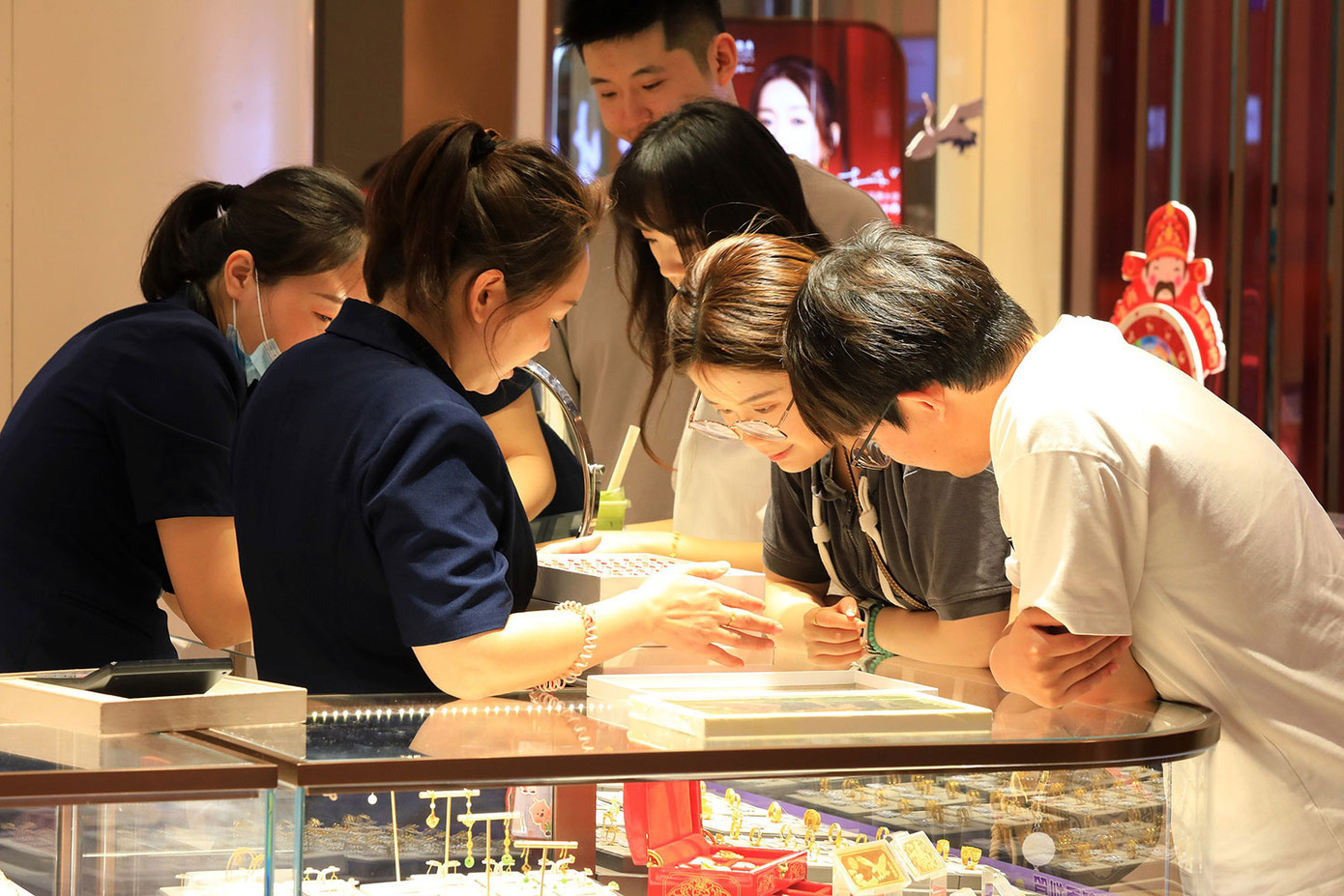 Người trẻ đi xem trang sức vàng tại một cửa hàng ở tỉnh Giang Tô (Trung Quốc). Ảnh: VCG