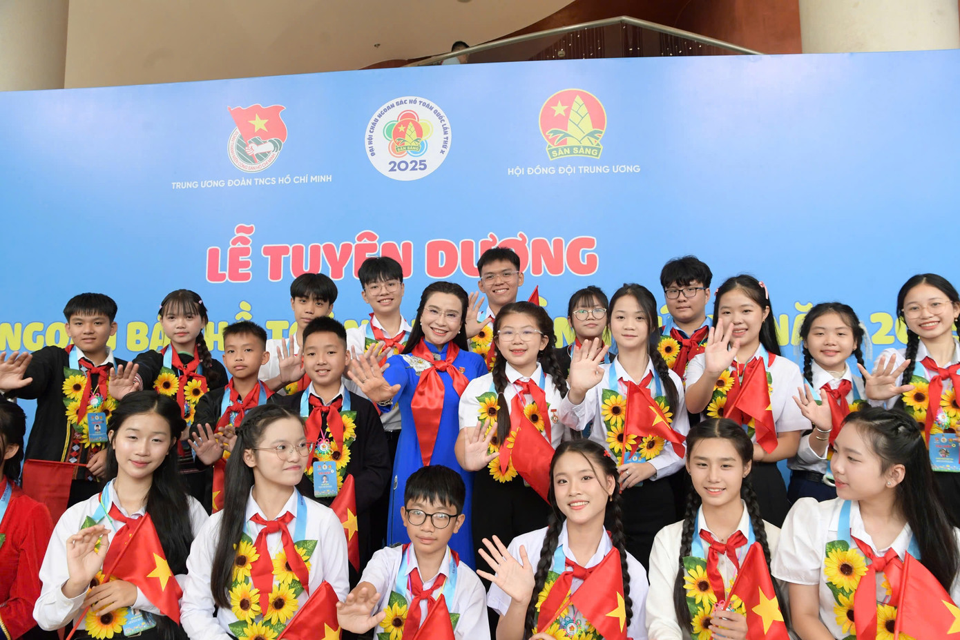 Chị Nguyễn Phạm Duy Trang - Bí thư Trung ương Đoàn, Chủ tịch Hội đồng Đội Trung ương, Trưởng ban Tổ chức Đại hội Cháu ngoan Bác Hồ toàn quốc lần thứ X trò chuyện cùng thiếu nhi đại biểu Đại hội Cháu ngoan Bác Hồ toàn quốc lần thứ X năm 2025. Chị Nguyễn Phạm Duy Trang - Bí thư Trung ương Đoàn, Chủ tịch Hội đồng Đội Trung ương, Trưởng ban Tổ chức Đại hội Cháu ngoan Bác Hồ toàn quốc lần thứ X trò chuyện cùng thiếu nhi đại biểu Đại hội Cháu ngoan Bác Hồ toàn quốc lần thứ X năm 2025.