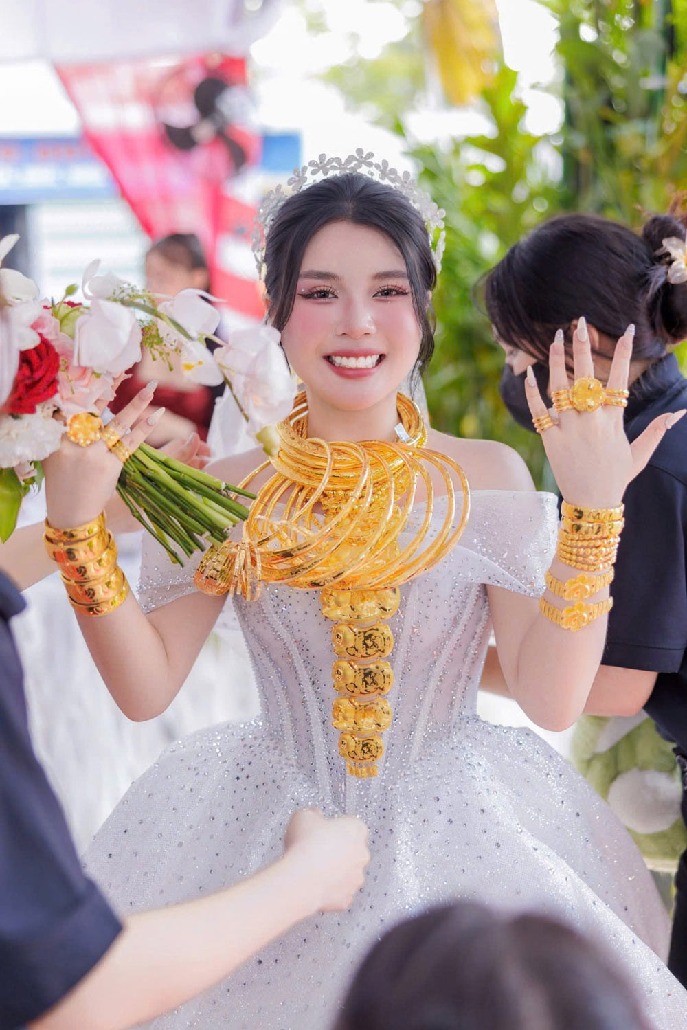 Cô dâu 18 tuổi đeo vàng trĩu cổ trong ngày cưới.