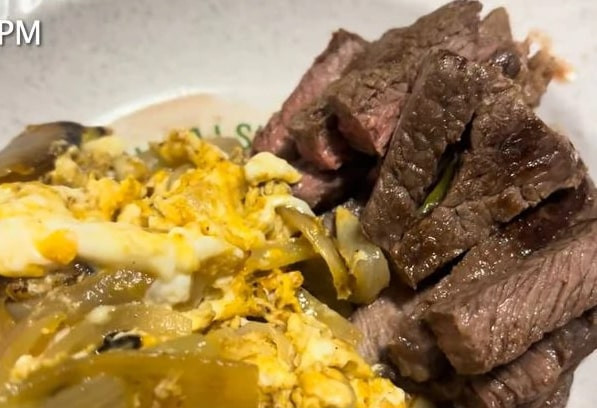 Bữa ăn tối sau 23h. Ảnh: News