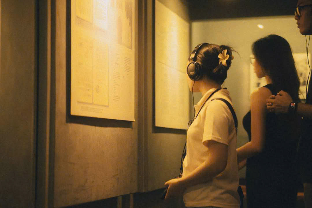 Người trẻ lặng lẽ đọc, nghe và suy ngẫm về những mảnh ký ức lịch sử. Người trẻ lặng lẽ đọc, nghe và suy ngẫm về những mảnh ký ức lịch sử.