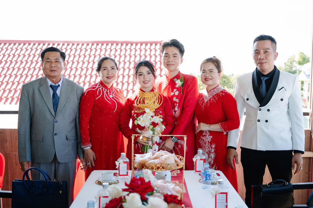 Tuổi tác chênh lệch của hai bên sui gia thu hút nhiều sự quan tâm.