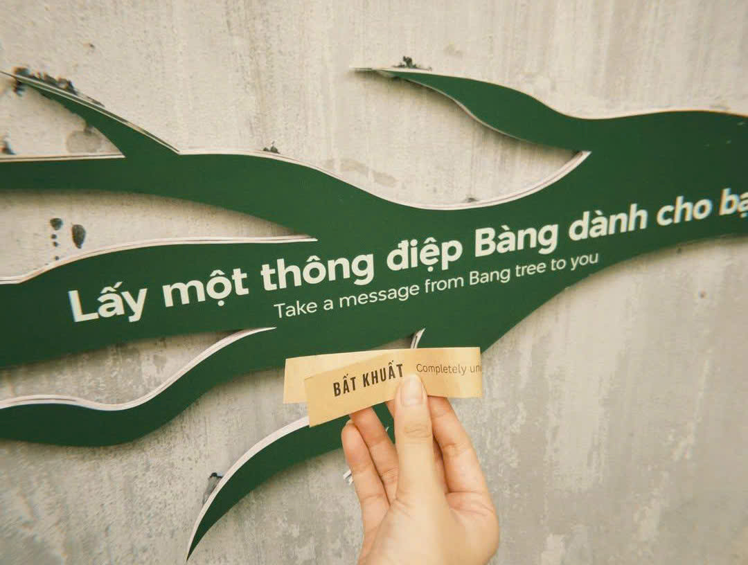 Nhiều người trẻ thích thú trước cách truyền thông đầy sáng tạo và sâu sắc qua “đóng dấu đồng song” và thông điệp “lá bàng” của Di tích Nhà tù Hỏa Lò. Nhiều người trẻ thích thú trước cách truyền thông đầy sáng tạo và sâu sắc qua “đóng dấu đồng song” và thông điệp “lá bàng” của Di tích Nhà tù Hỏa Lò.