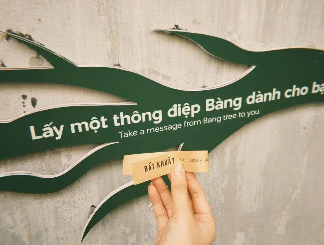 Nhiều người trẻ thích thú trước cách truyền thông đầy sáng tạo và sâu sắc qua “đóng dấu đồng song” và thông điệp “lá bàng” của Di tích Nhà tù Hỏa Lò.