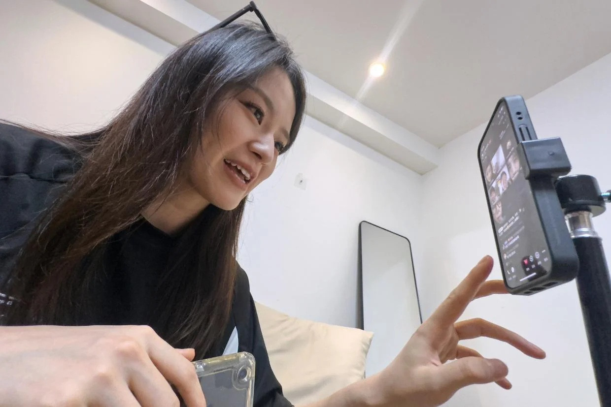 11 giờ đêm những vẫn có hơn 800 người theo dõi phòng trò chuyện video của Tian với nhạc nền là những bài hát nhạc pop Trung Quốc chủ đề tình yêu.