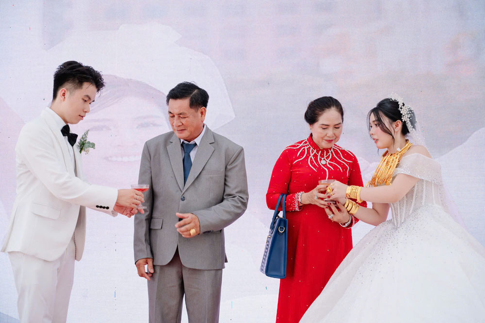 Ba mẹ ruột Hoài Thương trong ngày vui của các con.