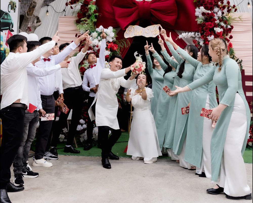 Cặp đôi đã tổ chức đám hỏi.