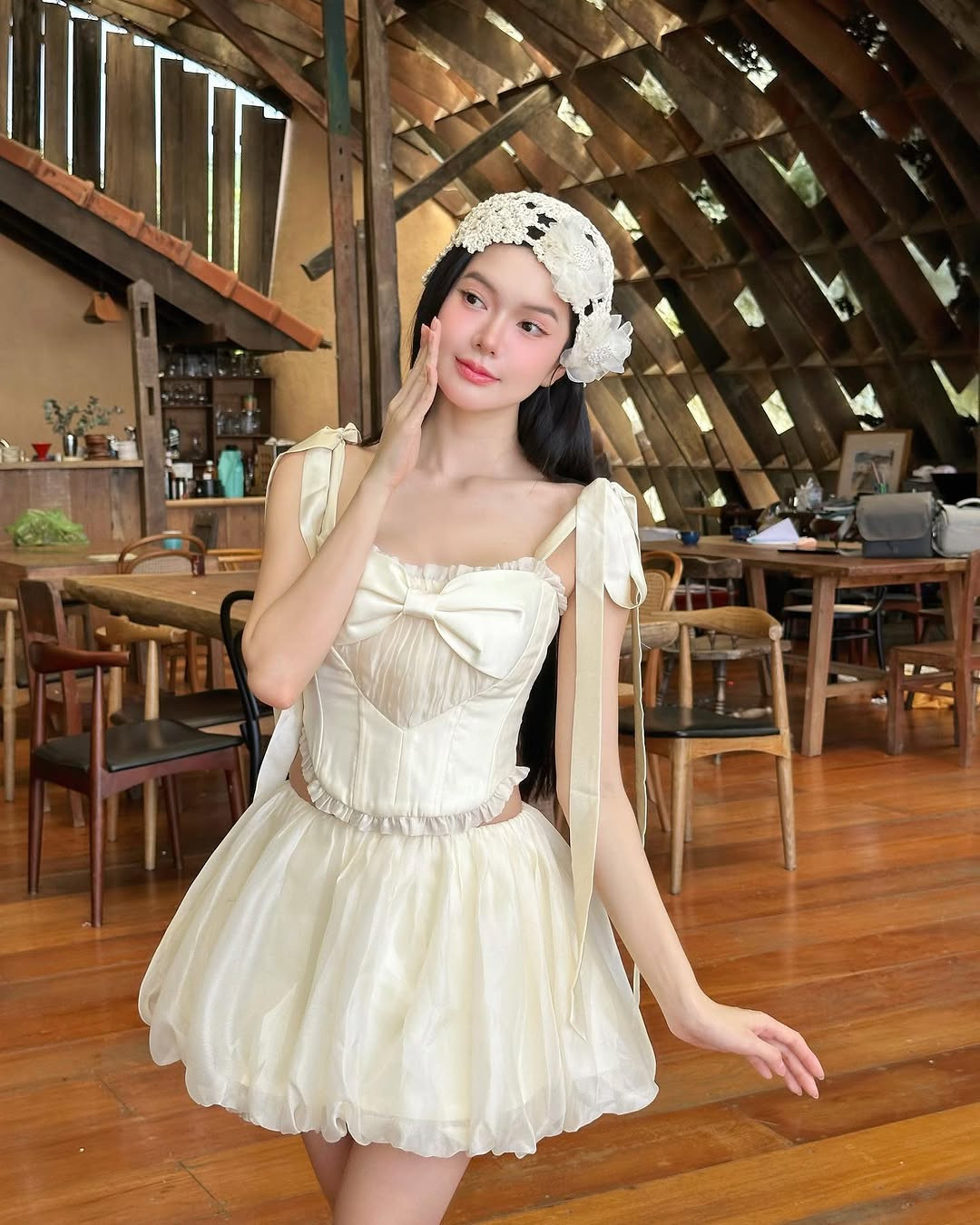 Yên Đan sở hữu 2 tấm bằng là cử nhân ngành Quan hệ Quốc tế, trường ĐH KHXH&amp;NV - ĐHQG TP.HCM và ngành Nghệ thuật biểu diễn Múa dân gian dân tộc của trường Trung cấp Múa TP.HCM.