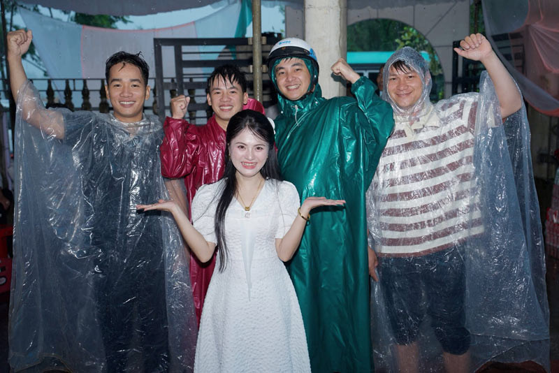 Khoảnh khắc hài hước của cô dâu bên nhóm bạn.