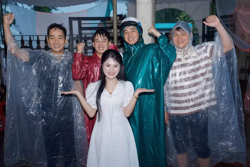 Khoảnh khắc hài hước của cô dâu bên nhóm bạn. Khoảnh khắc hài hước của cô dâu bên nhóm bạn.