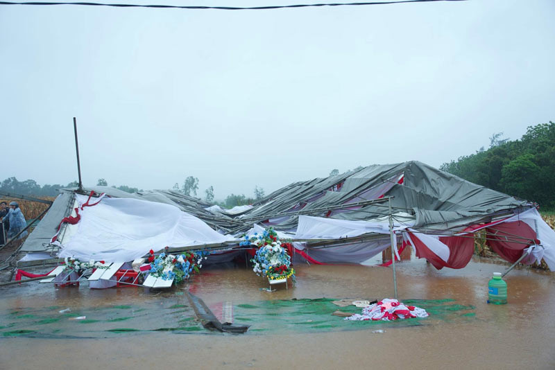 Rạp cưới đổ sập ngay sát giờ G.