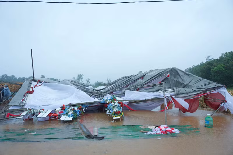 Rạp cưới đổ sập ngay sát giờ G. Rạp cưới đổ sập ngay sát giờ G.