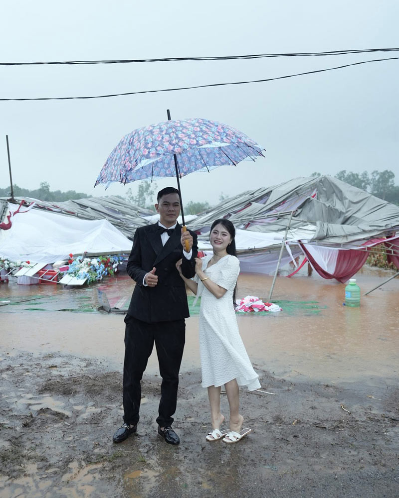 Sự cố đến bất ngờ, vợ chồng Hoài Thu đón nhận với thái độ tích cực.