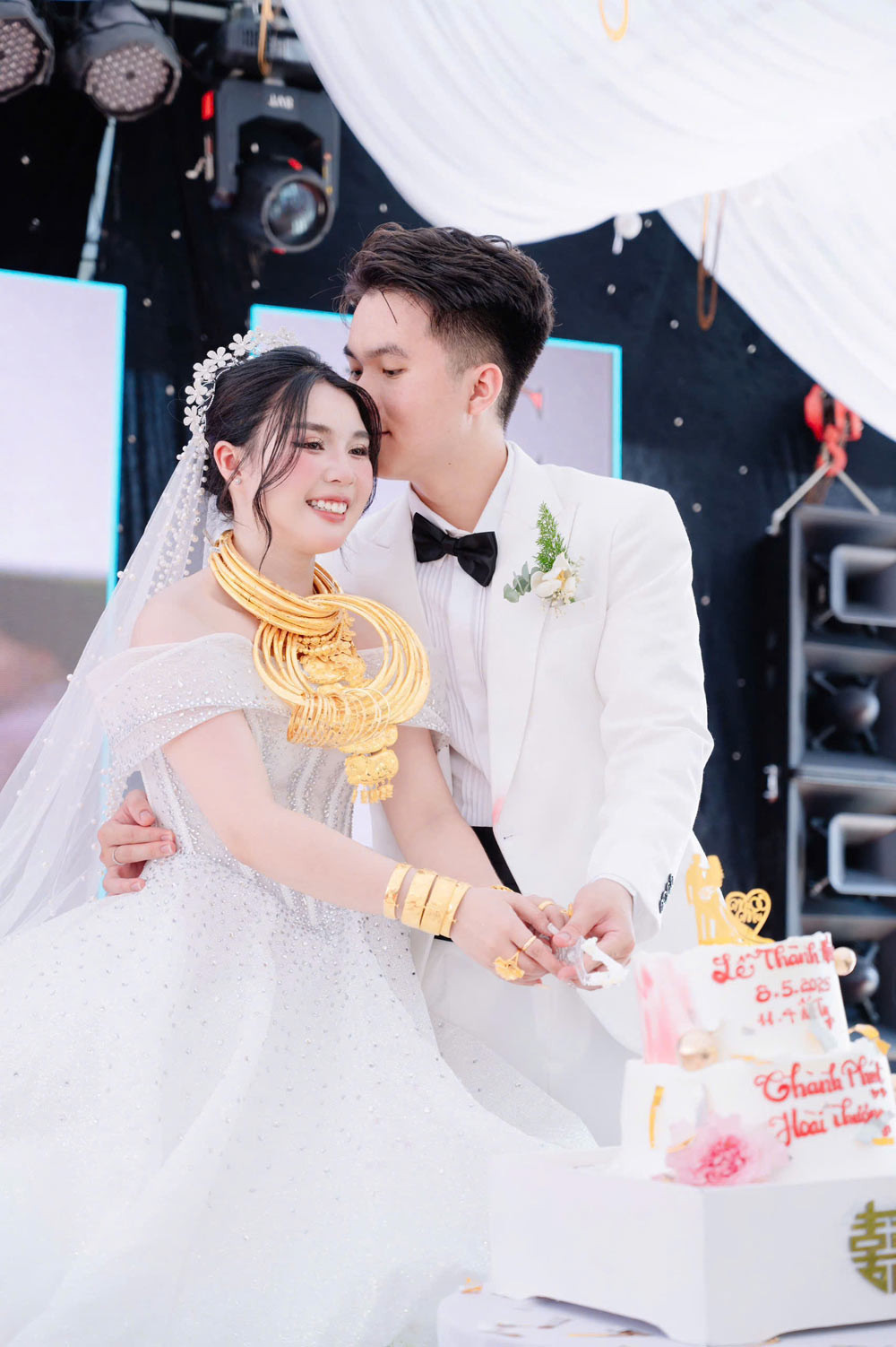 Vợ chồng Hoài Thương có chuyện tình &quot;thần tốc&quot; qua mạng xã hội.