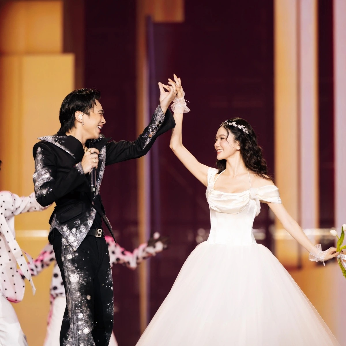 Góp mặt trong tiết mục “Dancing in the dark” cùng Soobin tối qua tại Day 1 solo concert của nam ca sĩ mang tên All Rounder, Yên Đan để tóc xoăn lượn sóng nhẹ, trang điểm cực xinh đẹp, diện váy trắng bồng bềnh hóa thân thành “công chúa” bên hoàng tử Soobin.