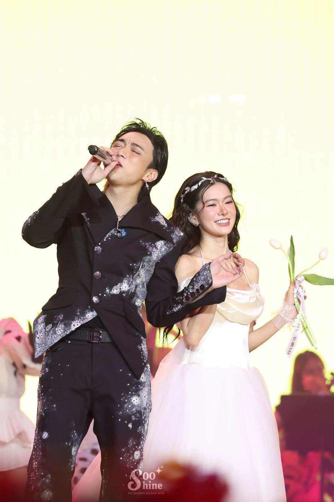 Cô nhận về &quot;cơn mưa&quot; lời khen của cộng đồng mạng, nhiều netizen bình luận Yên Đan toát lên thần thái, khí chất đậm chất công chúa và trình diễn vô cùng cuốn hút trên sân khấu.