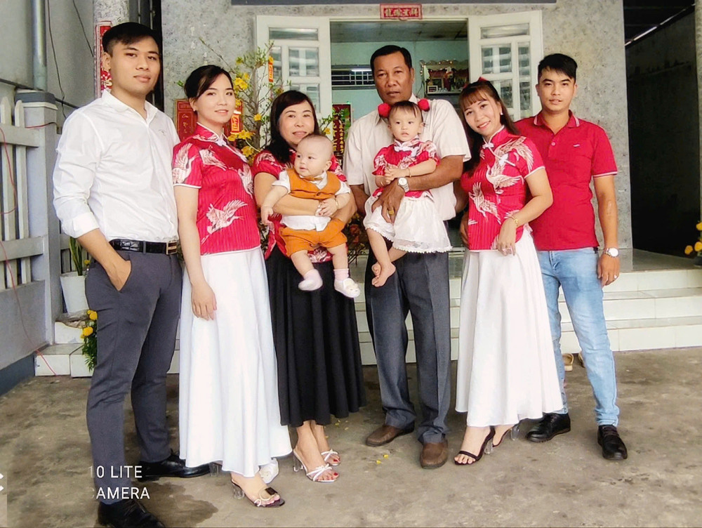 Hai cặp đôi sum vầy bên cha mẹ. Hai cặp đôi sum vầy bên cha mẹ.